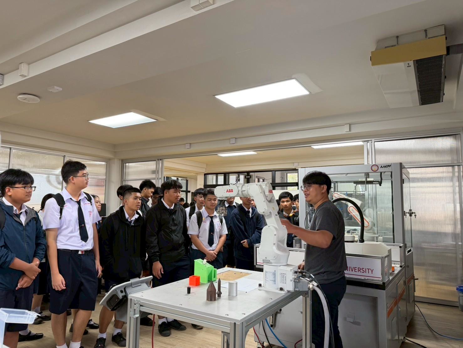 LINE_ALBUM_โรงเรียนมหาไถ่_260120_17